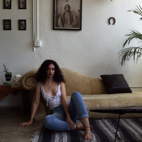 ALBUM: Sabrina Claudio - Confidently Lost (2017) ALBUM: Sabrina Claudio - Confidently Lost (2017)
