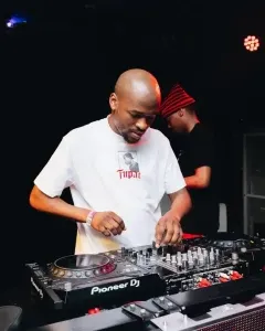 Mr Thela – Live in London (SKYY Vodka Mix) Mr Thela – Live in London (SKYY Vodka Mix)