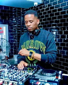 DJ Stokie – Between Friends Amapiano Mix DJ Stokie – Between Friends Amapiano Mix