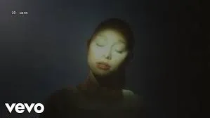 Ariana Grande – warm